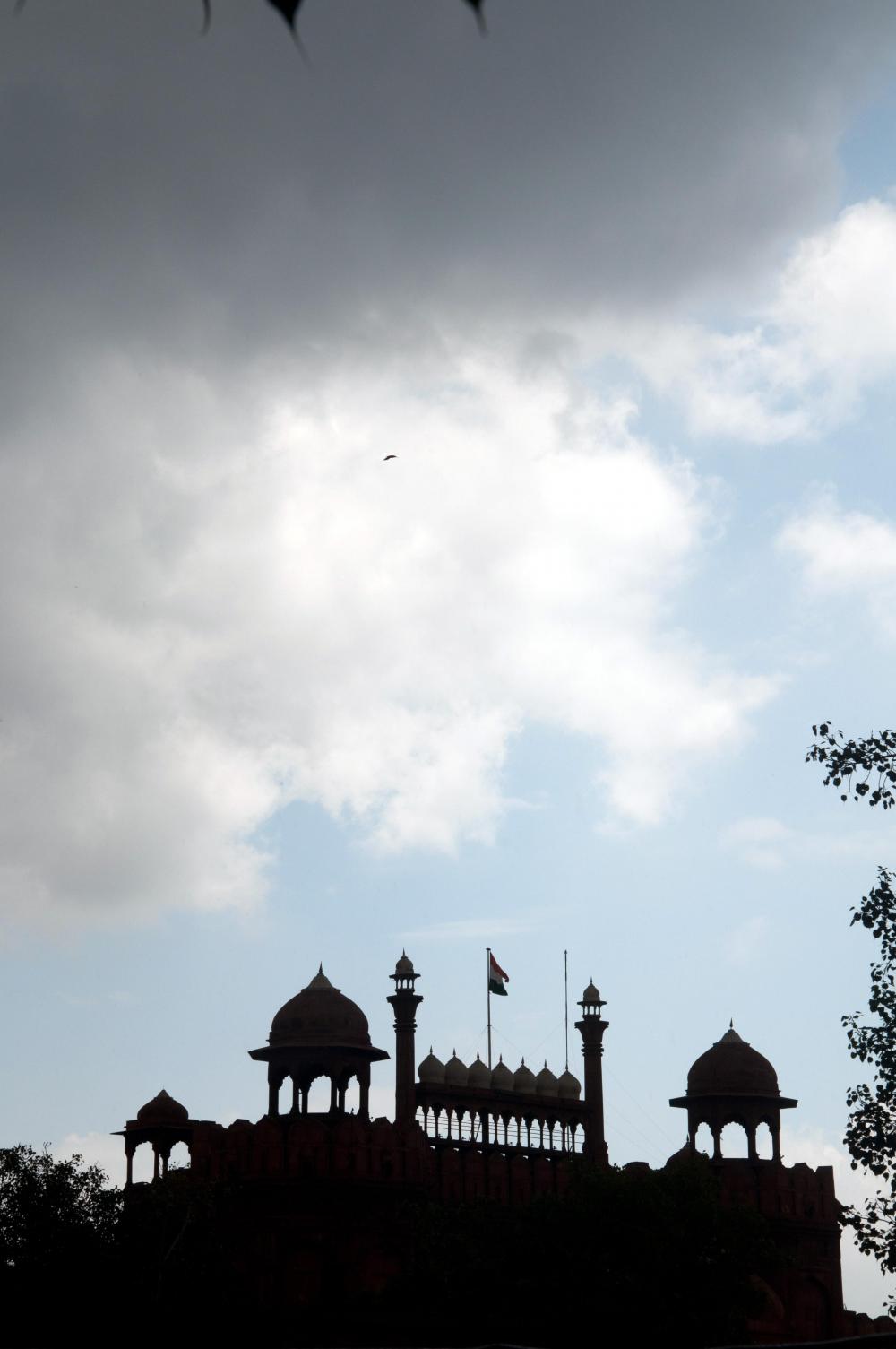 The Weekend Leader - Cloudy sky over Delhi, light rain expected